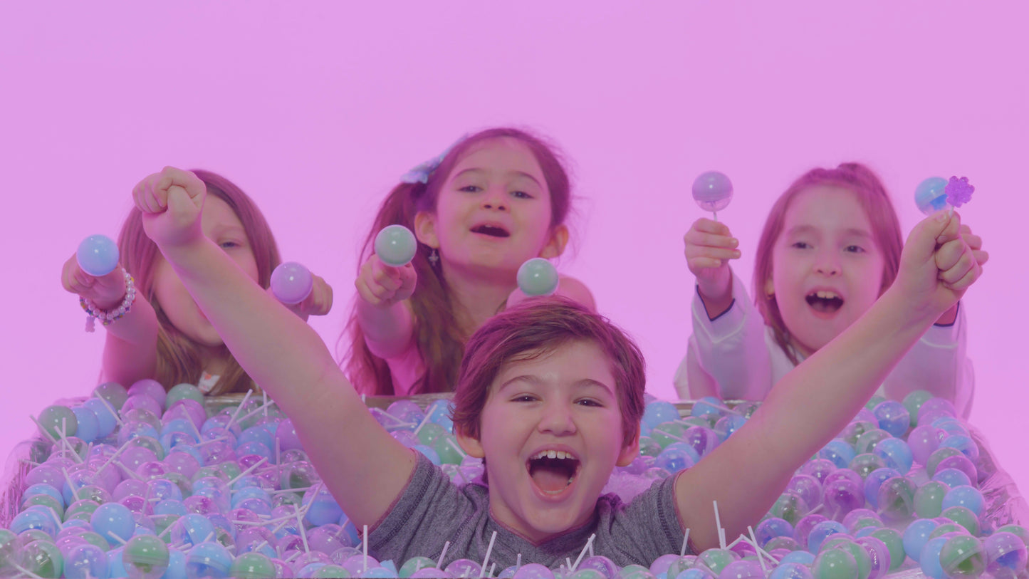 Mr._Pop_Lollipop_Vending_Machine_kids_eating_lollipops
