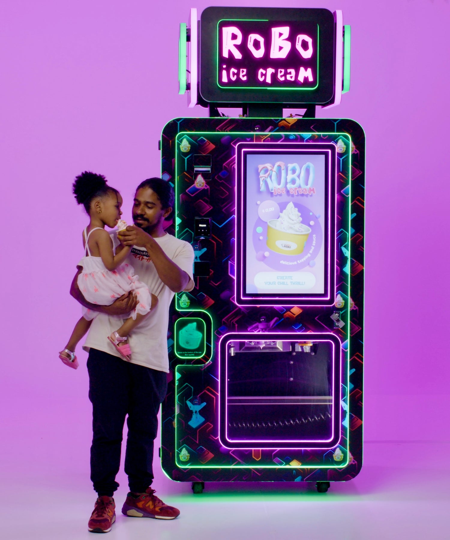 Robo_Ice_Cream_Vending_Machine_Dad_and_Daughter_use_machine
